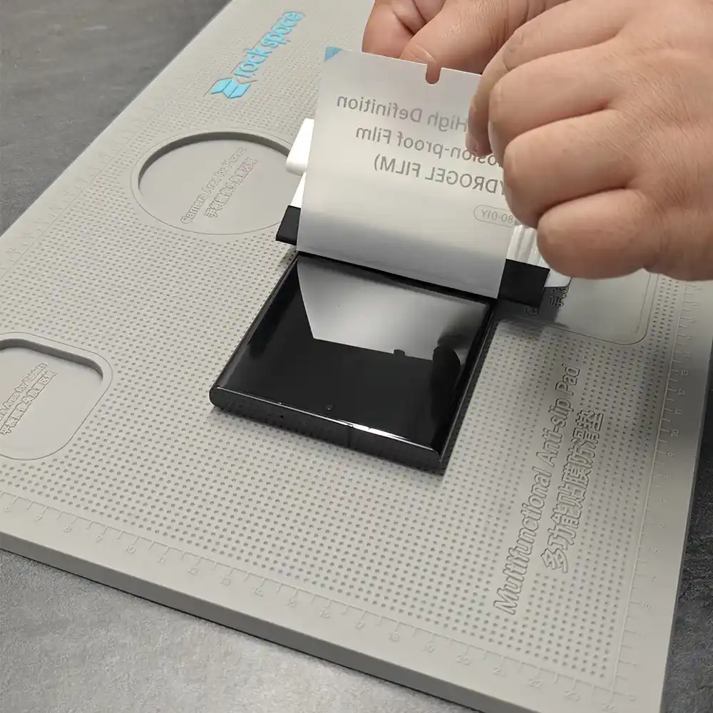 Pose d'un film hydrogel sur un téléphone dans l'atelier Inoteck à Manosque